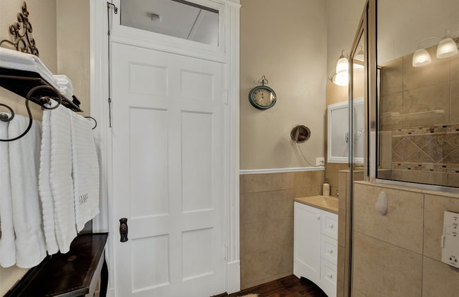 Beautiful and Unique Home With Fireplace and Pool! - Photo 24