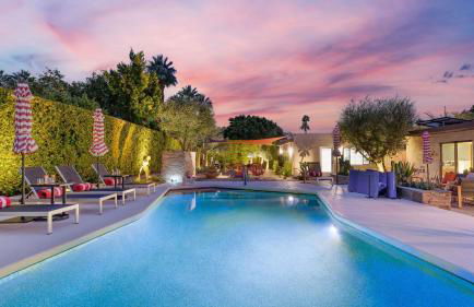 Design-forward Palm Springs home w saltwater pool lush yard multiple outdoor dining areas Casa Papagayo by AvantStay - Foto 53