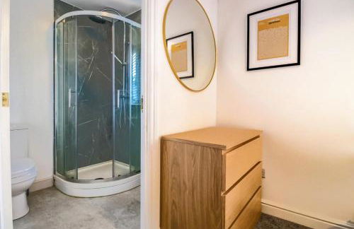 Grange House - Sleeps 6 - Driveway parking, Self-Check-In, Fast Wifi and Sky TV by Yoko Property - Photo 5