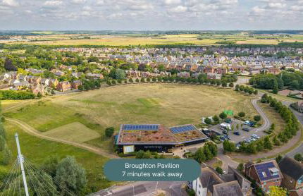 Hunsbury House - Excellent Location - Free Parking, Self-Check-In, SkyTV and Fast Wifi by Yoko Property - Foto 38