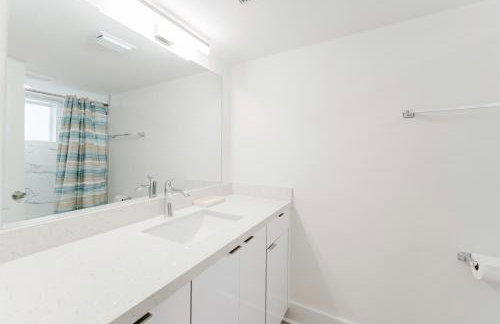 Waterfront Retreat Views, Pool, Hot Tub, Gym Walk to Beach & Boca Resort! - Photo 33