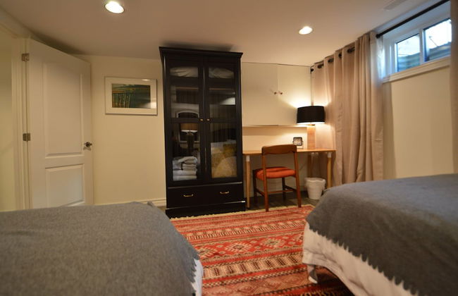 Beautiful 4BR Downtown House, Sleeps 10 - Photo 10