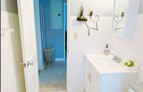 Super Cute & Cozy Home With 2 Bedrooms Near Everything In Jacksonville - Photo 11