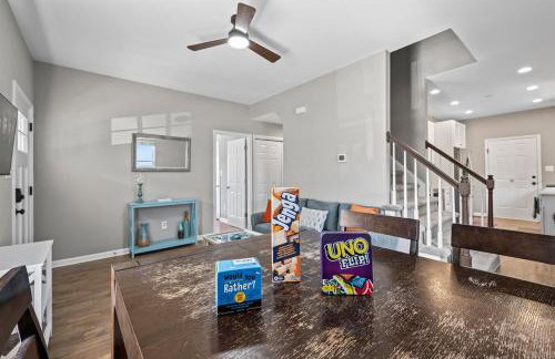 2BR Home with Fenced Backyard, Minutes to Uptown - Foto 16