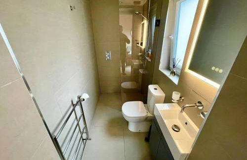 Luxury King-Bed EnSuite with Quiet Private Patio - Foto 13