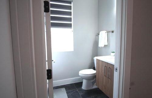 Spacious 4BR Home, 2 min to Market Center DART, Near Uptown, Medical District, Oak Lawn - Foto 14