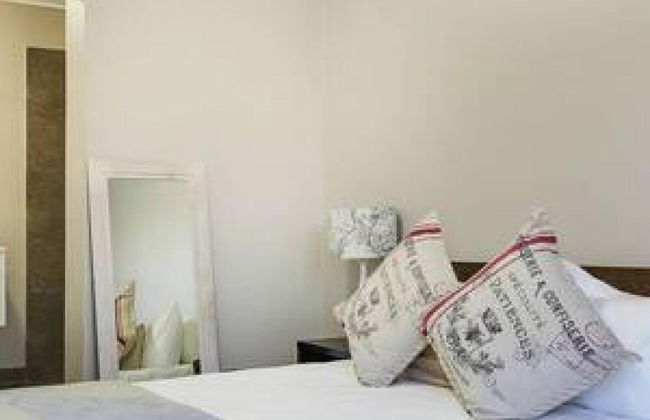 Camps Bay Holiday Apartment in Secure Complex With Private Pool and Parking Houghton Views - Foto 21