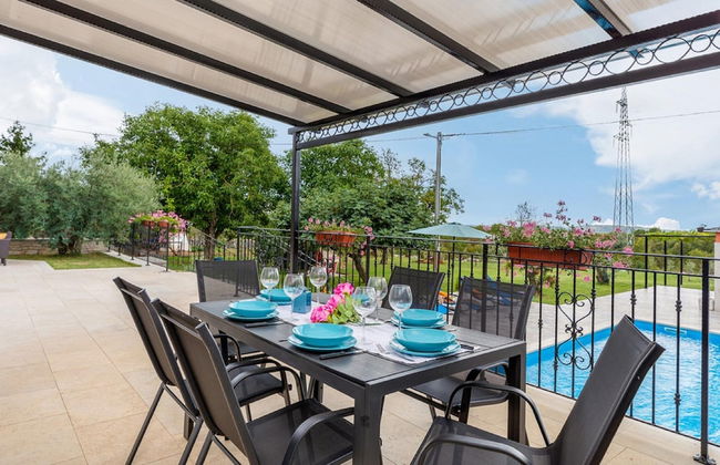 Stylish Villa With Swimming Pool and Garden - Photo 15