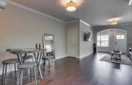 Spacious 4 King Room Belmont Home 2 Living Rooms Walk to Belmont & Vanderbilt Large Dining Table Smart TVs Parking 24 Hr Hospitality Near Music Row & The Gulch 2 miles to Broadway - Foto 9