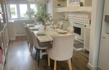 Stay solihull 5 mins to NEC and AIRPORT SLEEPS 9 contractor friendly 3 bathrooms driveway parking 3 - Foto 1