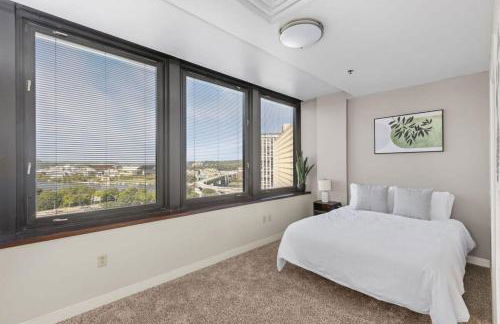 Sleek 2BR Downtown Retreat with Gym - Foto 16