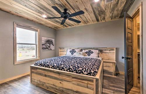 Upscale Riverfront Home with Beach and Fire Pit! - Foto 23