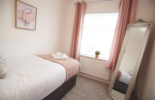 Doctors lane Stylish 3 Bedroom contractor Family House with Parking - Photo 18