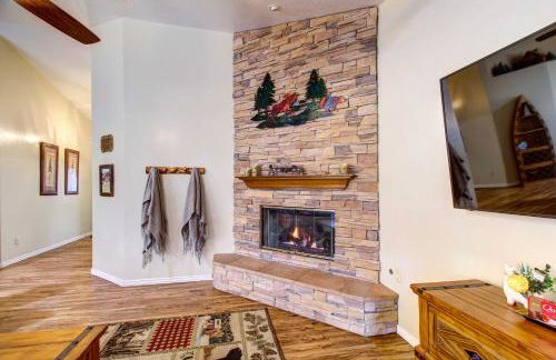 Winter Hikes and Ice Fishing Fun Cozy Show Low Home - Foto 6