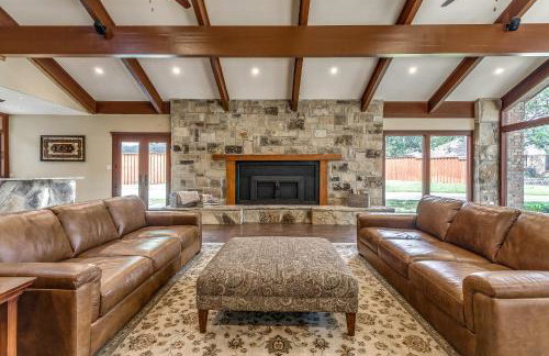 DFW Large Vacation Retreat with Private Pool and Hot Tub - Foto 28