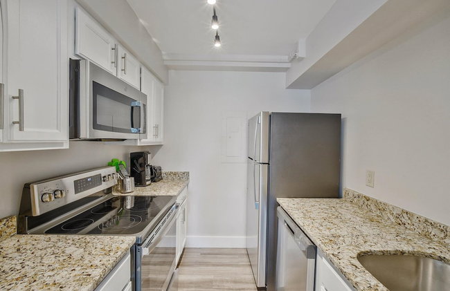 Global Luxury Suites at Georgetown - Photo 38