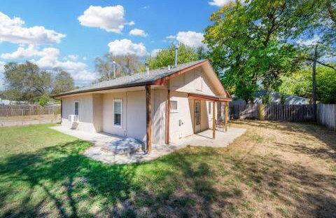 Cozy 1 Bed 1 Bath Home with Garage and Fenced Yard - Foto 19