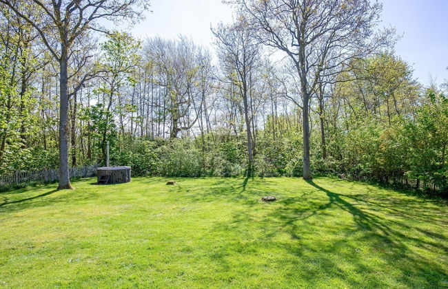 Cozy Holiday Home With hot tub on Texel - Foto 38