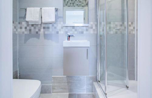 Comfy and Convenient Studio Suite Lewisham with Free street parking, WIFI and quick access to central London Sleep 3 - Photo 11