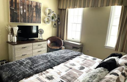 Mountain View Suite Sleeps 4 Ski OnOff Jiminy Peak - Foto 1