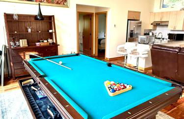 Luxury Family Retreat on Mercer Island Pet-Friendly, Pool Table, Patio & Near Seattle - Book Now & Save! - Foto 2