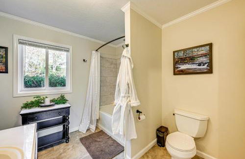 Lakefront Cabin Retreat with Dock in Robbinsville! - Foto 13