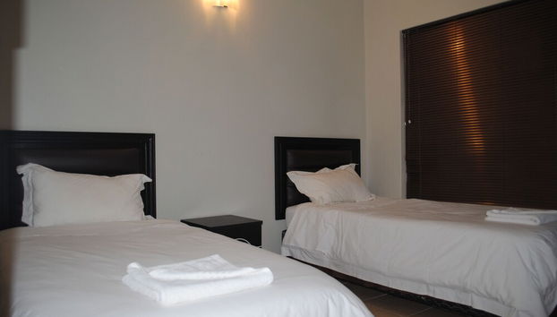 Palm Valley Inn - Photo 4, Room