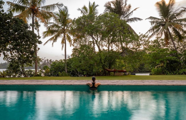 Lovely Lakeside Villa With Large Pool Poolside Dining - Foto 5