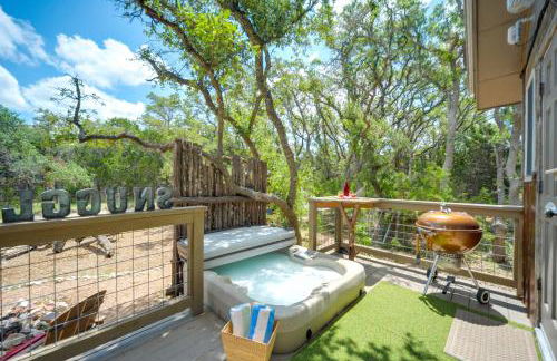 Snuggle Inn Wimberley Cabin with Fire Pit and Deck - Foto 3