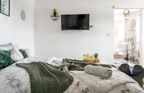 Modern 1-Bed Apartment with Parking near Heathrow - Photo 18