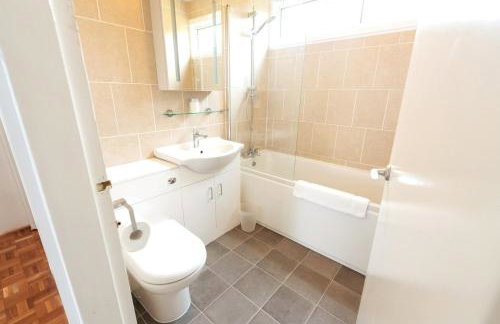 Spacious Family Bungalow with Garden for up to 7 - Photo 13