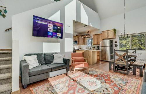 Rustic cabin charm w/ hot tub, arcade basketball - Foto 21