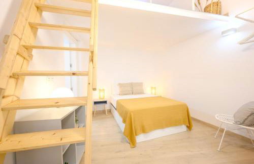 Modern 3 bedroom, city center with patio & high ceilings by 10ToSea - Photo 5