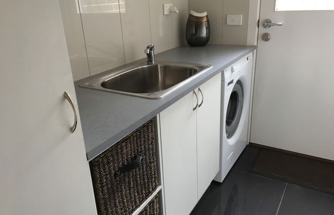 Sleek Stylish Modern Close to Airport - Foto 9