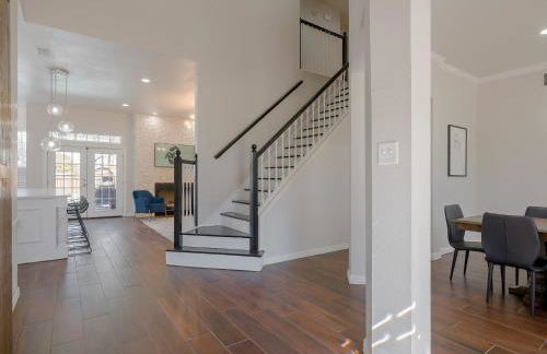 Glamorous Mansion w Private Pool and Cinema Room - Photo 16