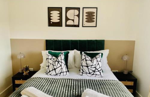 Just £45pppn! Prime Comfort for Contractors with Spacious Parking, Plush Beds, Top-notch Amenities, Flexible Stays & Lightning-Fast Internet - Photo 5