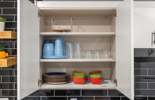 Lakeside Bliss 2BR, 1BA with All Modern Comforts - Foto 15