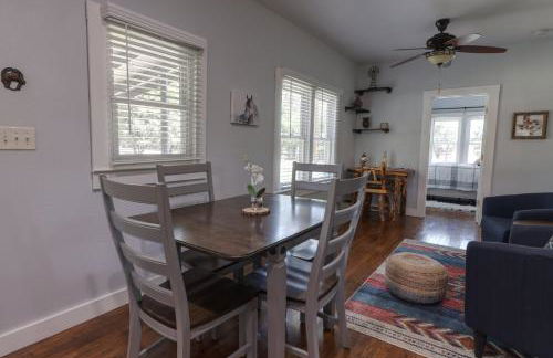 Bandera Bungalow - River, Downtown, Peaceful fenced corner lot! King bed! - Foto 15