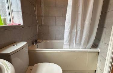 Entire 2 Bedroom Cosy Flat Near City Centre - Photo 24