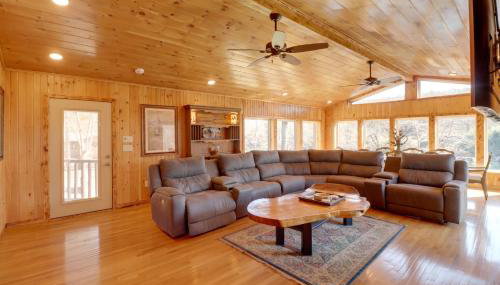 Family-Friendly Riverfront Manor on the Little Red - Foto 4