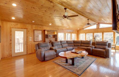 Family-Friendly Riverfront Manor on the Little Red - Foto 4