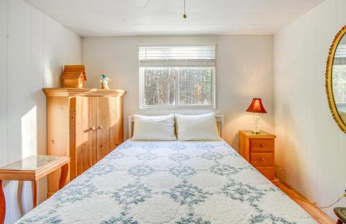 Charming Tamworth Cabin with Grill and Fireplace - Foto 12