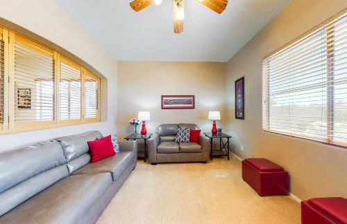 Snowbird-friendly home with fast WiFi, central AC, and private pool - Foto 8