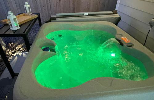 Stylish Luxury Suite: Hot Tub, Mini Golf, MT-Views - Apartment - Foto 26