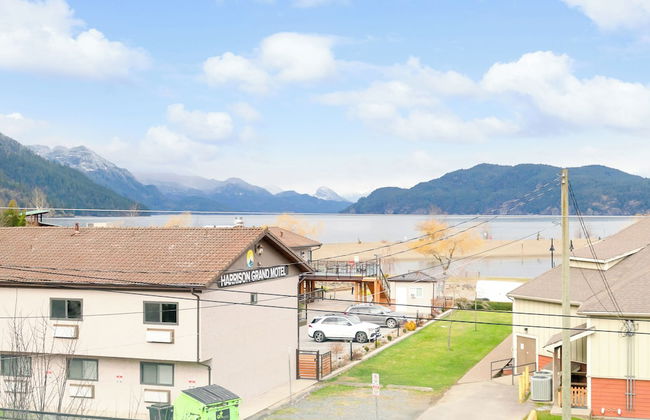 Lakefront Lux 2BR Symphony Of Comfort - Photo 68