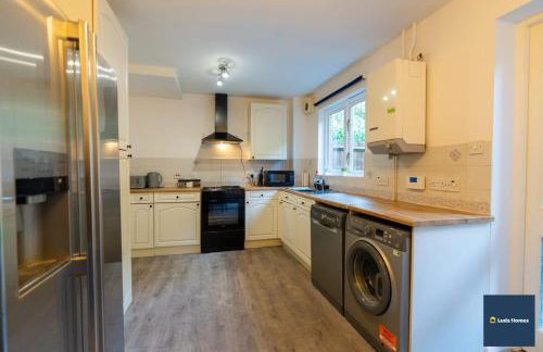 Camberley Spacious and Comfy 3 Bedroom Home, Next to Frimley Hospital with Parking - Foto 4