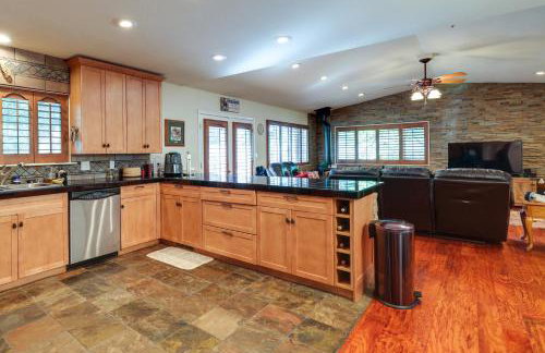 Cozy Mi-Wuk Village Cabin with Deck! - Foto 7