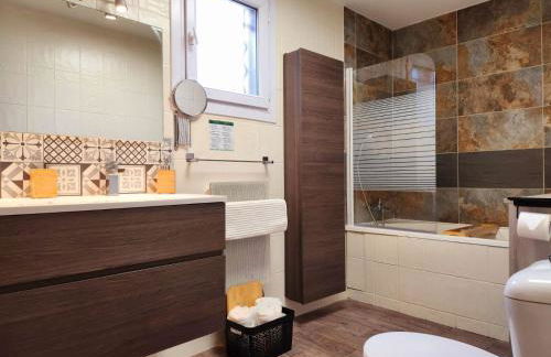 GuestHouse La Costière - logements indépendants - espace piscine jacuzzi - Foto 46