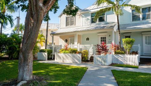 Beach House Getaway - 2 & 2-5 Villa - OS Slip-Ramp-Pkg - Photo 3