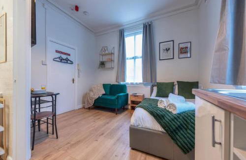 Stylish Studio in Central Wolverhampton - Pass the Keys - Photo 1